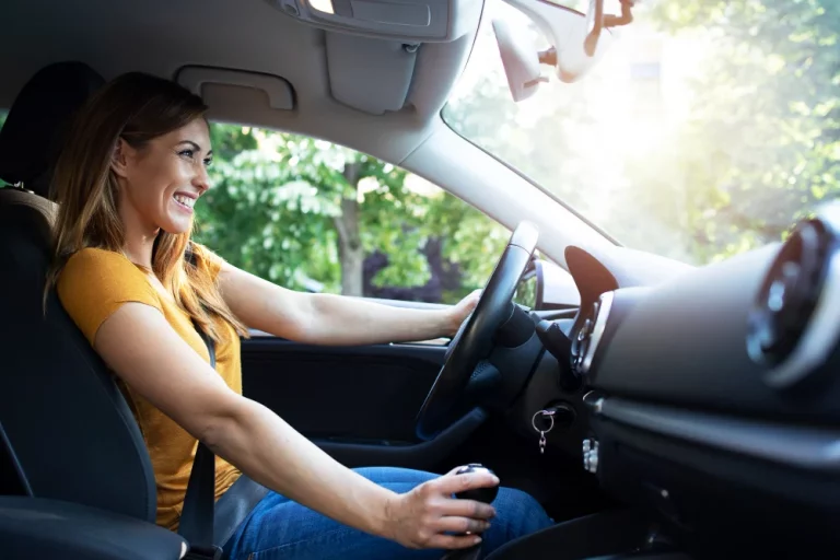 Si conduces un coche automático, deja de hacer esto en los semáforos antes de que sea tarde