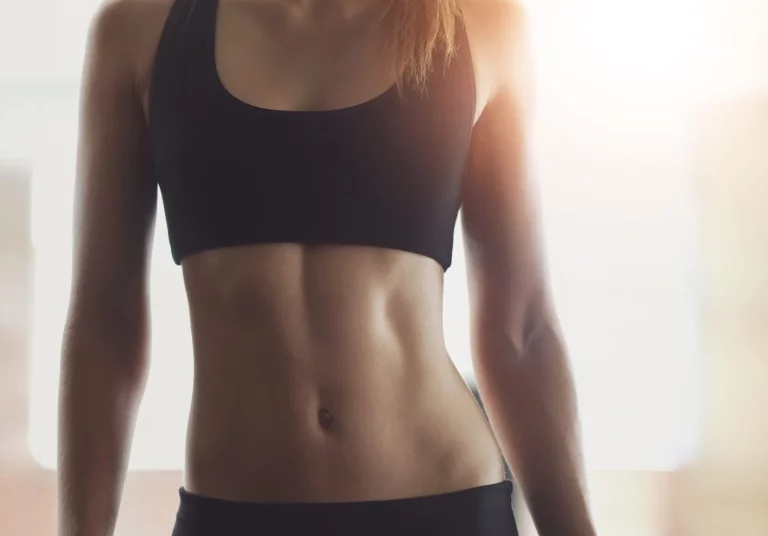 Así funciona el ‘dead bug’, el ejercicio que los entrenadores recomiendan para un abdomen firme