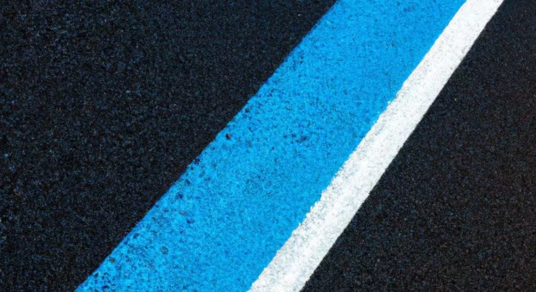 Así afecta realmente la línea azul a tu conducción según la DGT