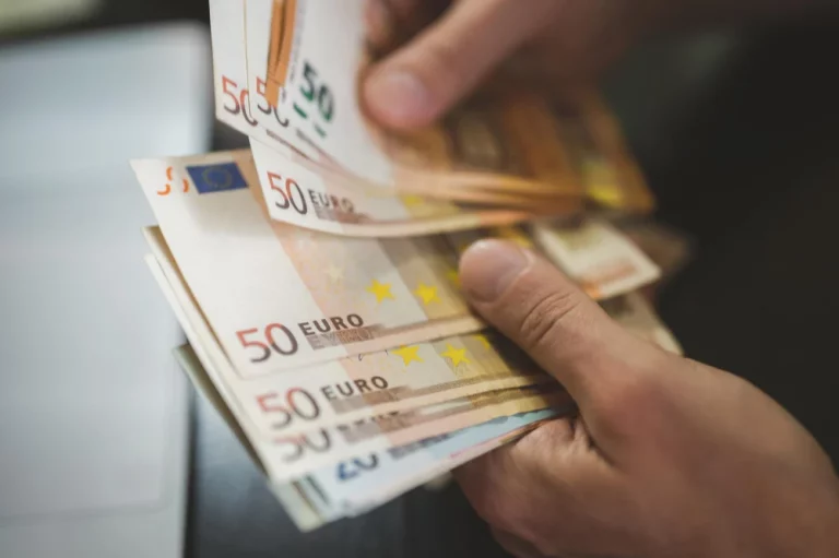 Hacienda pone el foco si te pasas de este límite al ingresar dinero en el banco
