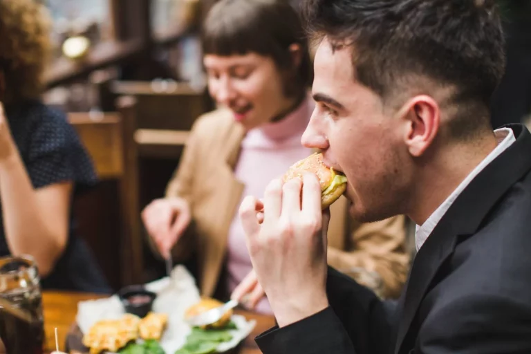 Madrid flipa con este restaurante donde todo está al revés, hasta te pagan por comer