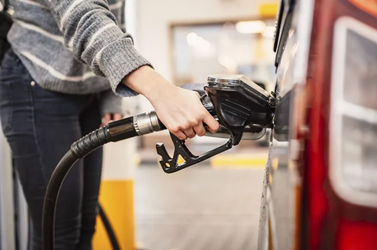 Antes de repostar en una gasolinera barata, esto es lo que deberías saber