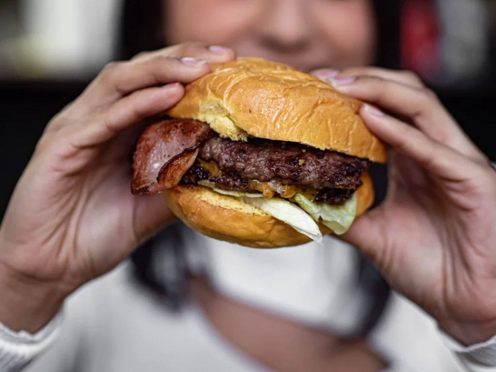 La técnica 5-6-7 que cambiará para siempre la forma en que cocinas hamburguesas 11 Moncloa TIEMPOS DE COCCIÓN Y CONTROL DE TEMPERATURA