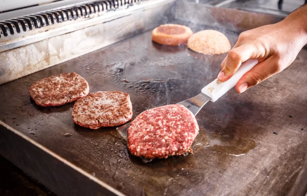 Así se fríe de verdad la carne picada 12 Moncloa hamburguesa freepik11 Moncloa