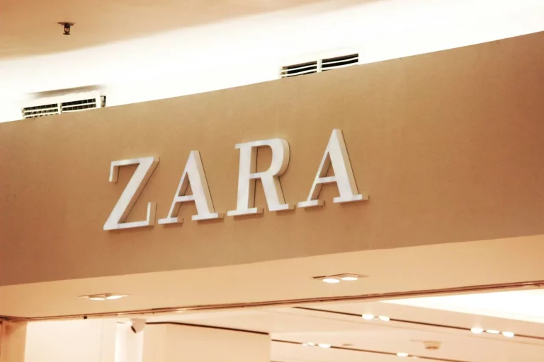 Zara da la bienvenida al otoño con 3 cazadoras elegantes que también te salvarán en invierno