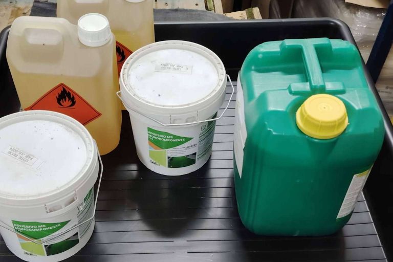 Soluciones seguras para el almacenamiento de productos químicos en el sector del calzado y la marroquinería