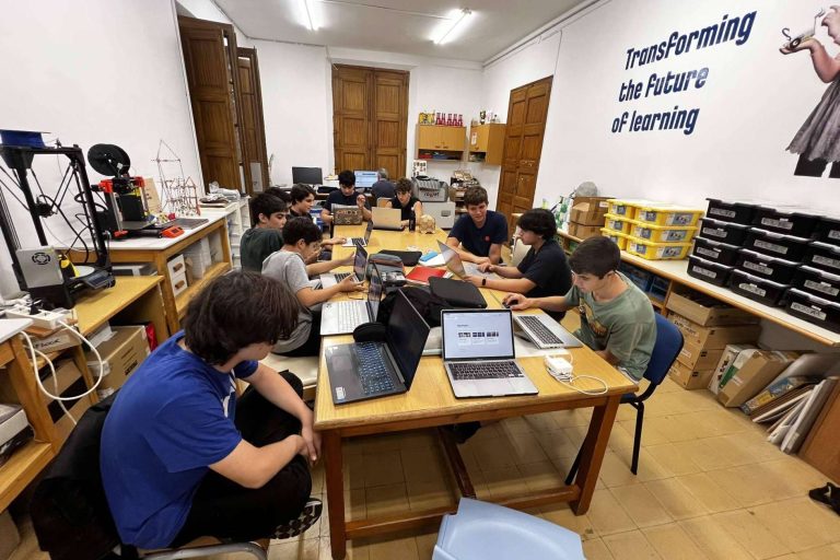 La escuela afronta el reto de enseñar Inteligencia Artificial vinculada con la ética y la filosofía