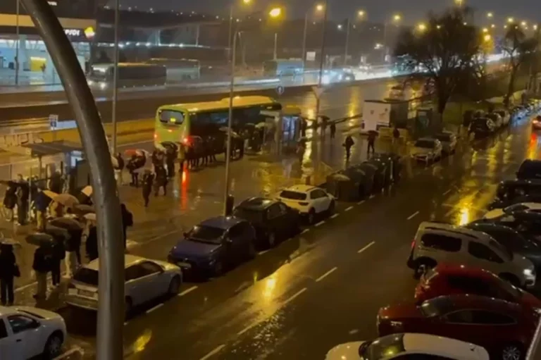 El concejal de La Latina abandona a miles de vecinos ante el caos de Cuatro Vientos