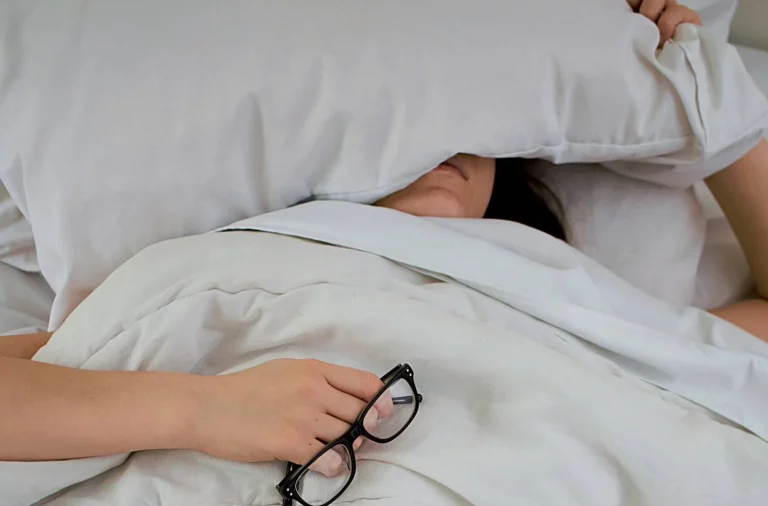 Lo llaman sleepmaxxing y es la moda viral para dormir como nunca