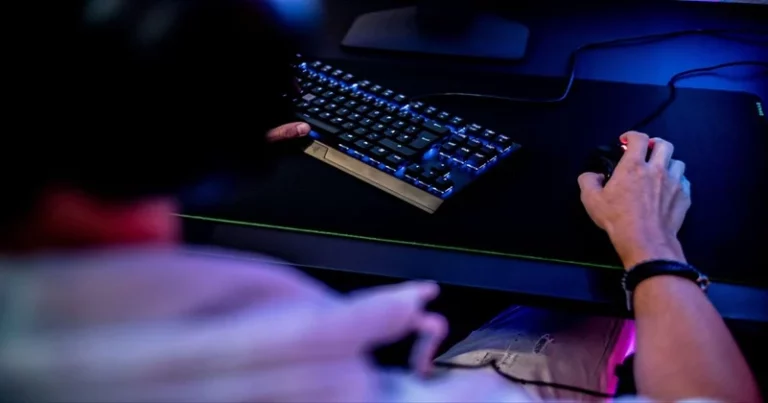 Cómo los Jugadores Profesionales Evitan Lesiones de Muñeca: Ergonomía y Ejercicios para Sesiones de Juego Prolongadas
