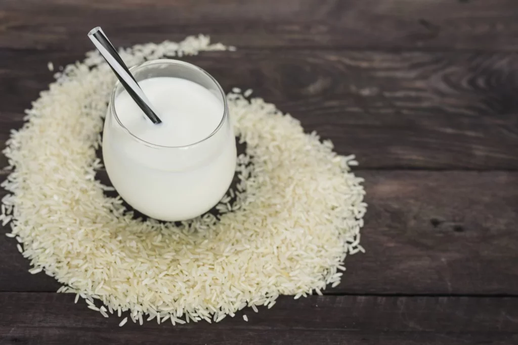 La batalla entre la leche de avena y la de almendras ya tiene ganadora 21 Moncloa MÁS ALLÁ DE LA AVENA Y LAS ALMENDRAS: OTRAS LECHES VEGETALES A CONSIDERAR