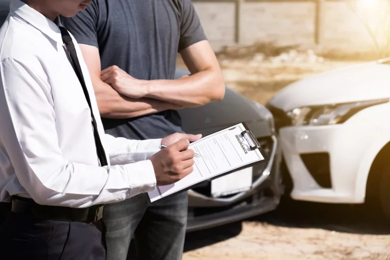Ficha reducida y ficha técnica del coche: en qué se diferencian y para qué sirve cada una