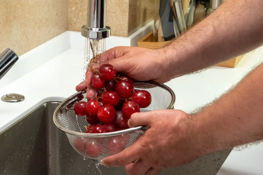 Si lavas la uva solo con agua del grifo, podrías estar en riesgo sin saberlo 8 Moncloa MÉTODO EFECTIVO PARA LAVAR UVAS