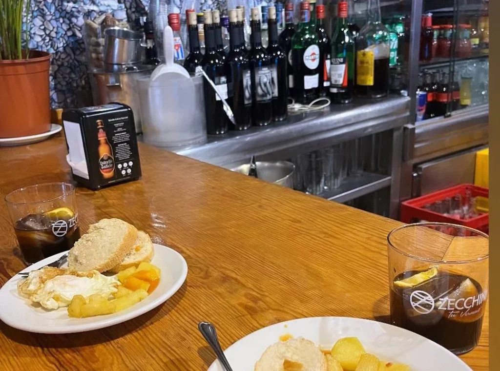 Madrid flipa con este restaurante donde todo está al revés, hasta te pagan por comer 6 Moncloa Tapas libres en Madrid: el secreto mejor guardado de la ciudad