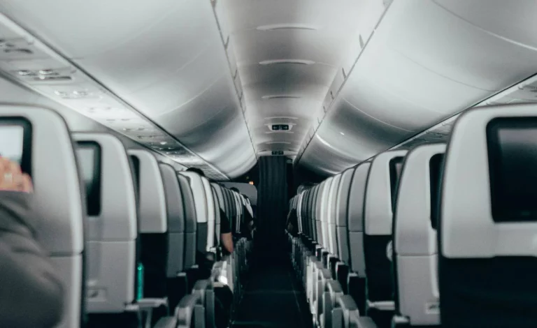 Airbus lanza un asiento de dos pisos con «zona de pedos»