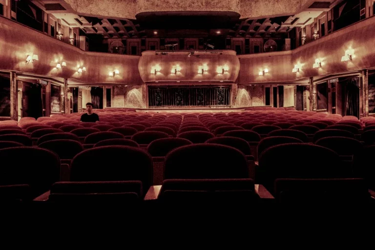 El cine de Barcelona que parece un hotel de lujo y donde puedes dormir a gusto