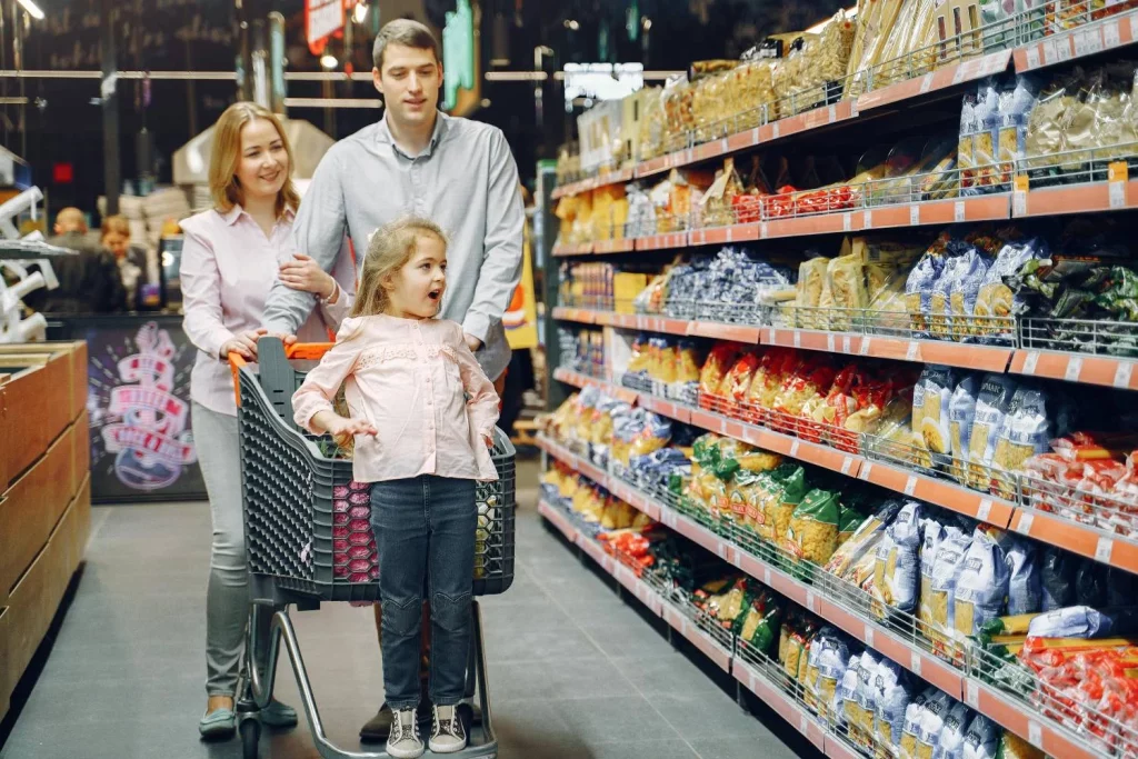 El método viral de un cliente de Mercadona para que la compra llegue intacta 17 Moncloa Observar las estanterías es el método más eficaz para ahorrar en Mercadona, según los expertos