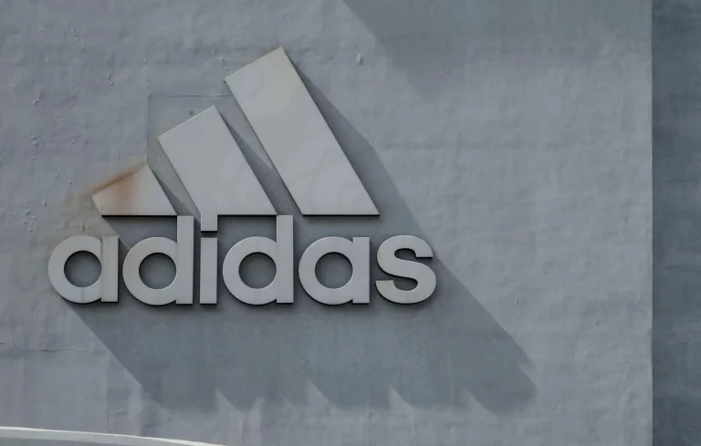 No es magia, es Adidas: las zapatillas que estilizan y te suben unos centímetros
