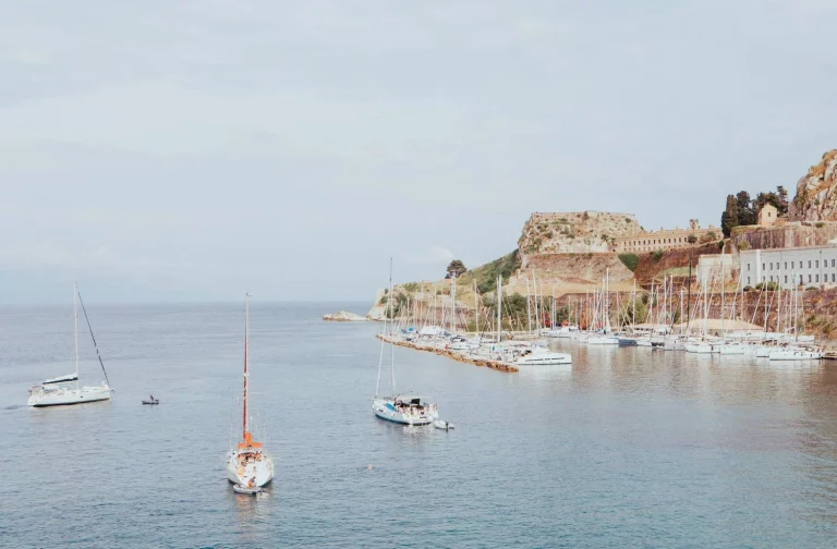 La isla griega low-cost que pocos conocen: noches a 36€ y menús por 12€