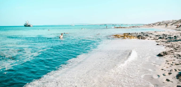 La playa española que imita a las palomitas: un destino único para Semana Santa