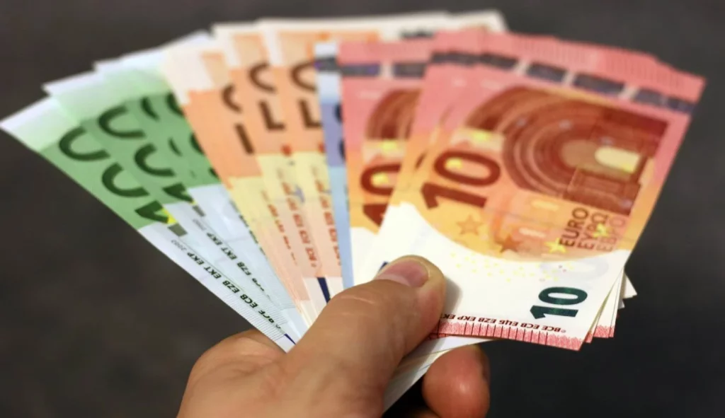 El insólito método de ahorro de una española: le cobra 50 euros a su novio y se vuelve viral 25 Moncloa Cómo ahorrar más de 5 mil euros en un año