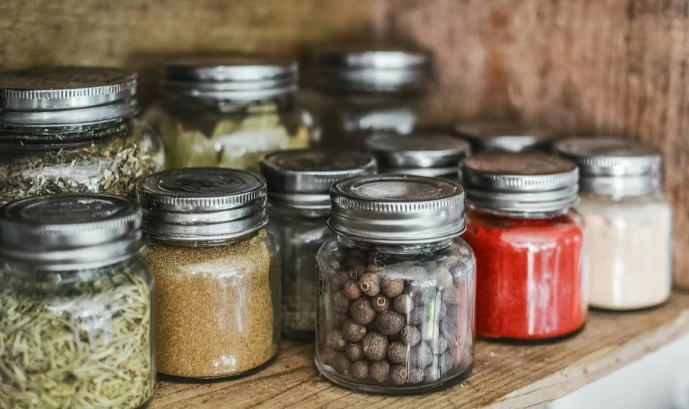 Hay algo extraño en los colores de las especias de Mercadona y no es casualidad