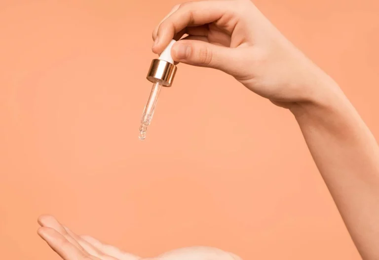 Los 3 activos clave que hacen que este sérum de vitamina C sea tan eficaz contra las manchas