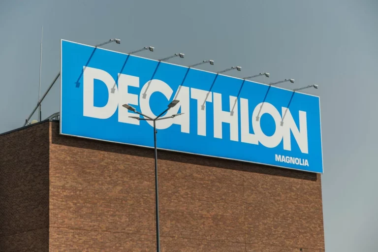 Ligera, impermeable y perfecta para primavera: la chaqueta de Decathlon que todas quieren hoy
