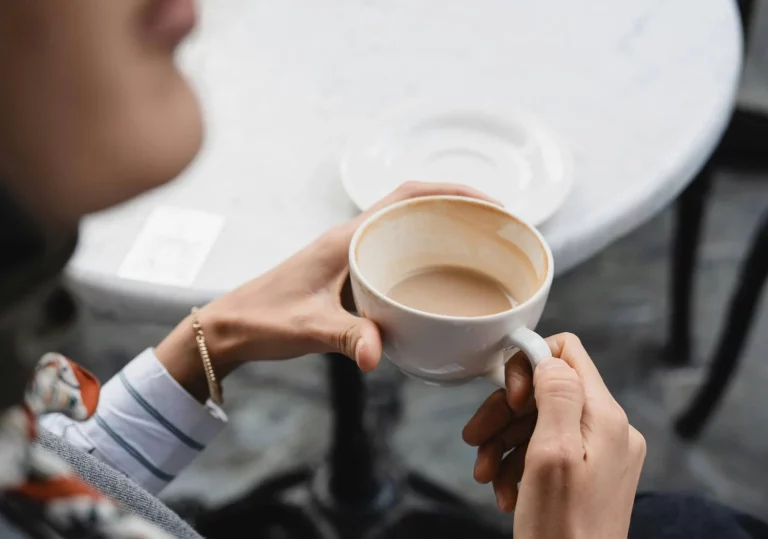 Nunca vuelvas a comprar café en oficina: Consigue la cafetera portátil con USB-C por menos de 40 € en MediaMarkt