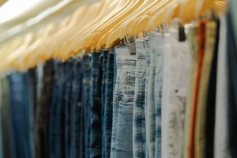 Mango lanza el pantalón flare definitivo para esta primavera y ya es un éxito
