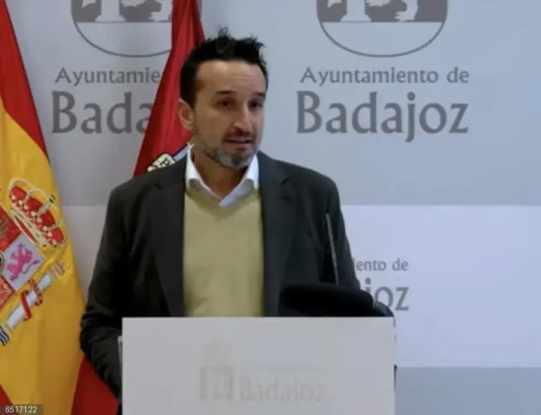 La juez imputa a otro diputado por el contrato del «hermanito» de David Sánchez