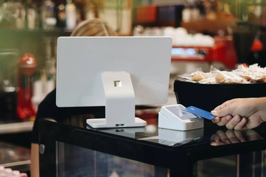 El truco para ahorrar un 30% en Mercadona está en las estanterías y pocos lo saben 24 Moncloa Esta es la actitud de un cliente de Mercadona que se convirtió en viral