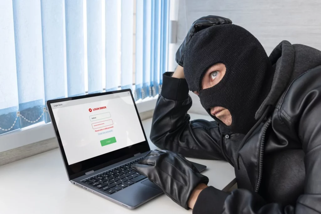 El nuevo fraude online que ya investiga la Policía Nacional: así te engañan con el ‘tabnabbling’ 19 Moncloa EL PAPEL DE LAS AUTORIDADES EN LA LUCHA CONTRA FRAUDES