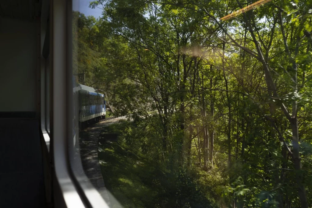 LOS BENEFICIOS DE VIAJAR EN TREN: UNA EXPERIENCIA ÚNICA