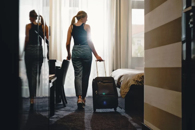 Por qué los expertos recomiendan poner la maleta en la bañera al entrar al hotel
