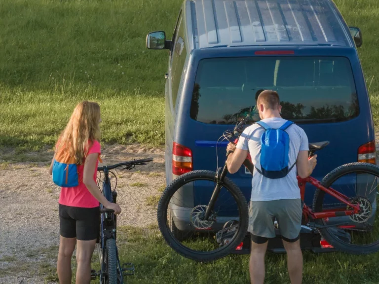 La DGT avisa, la multa por llevar la bicicleta así en el coche te puede costar 200€