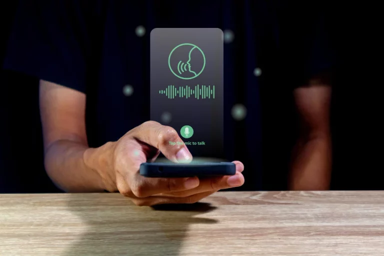 Te pones un audio tuyo y te da vergüenza ajena: la ciencia explica por que