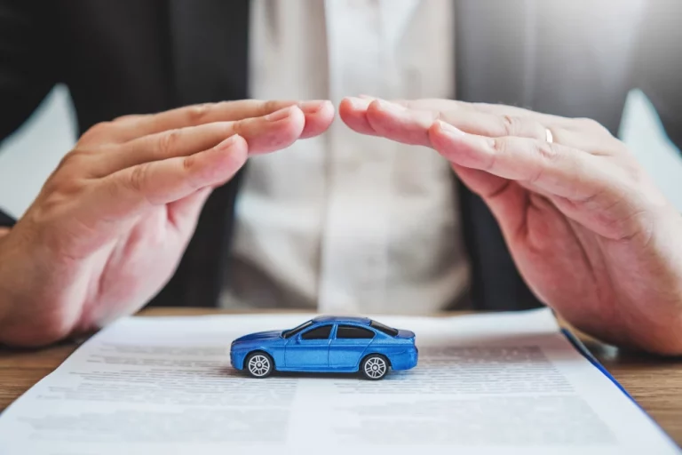 OCU lo deja claro: esta cláusula en tu seguro de tu coche te puede dejar sin ayuda