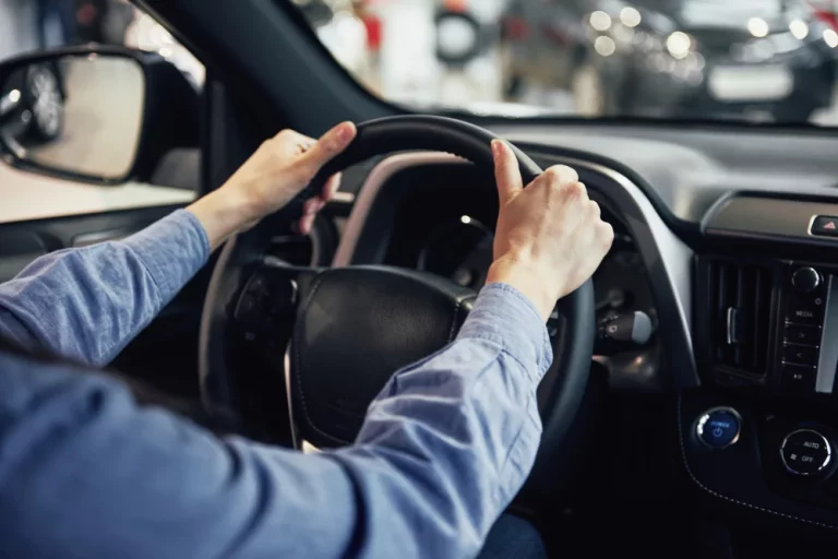 Si tocas esta parte del coche, podrías acabar en la cárcel según la DGT
