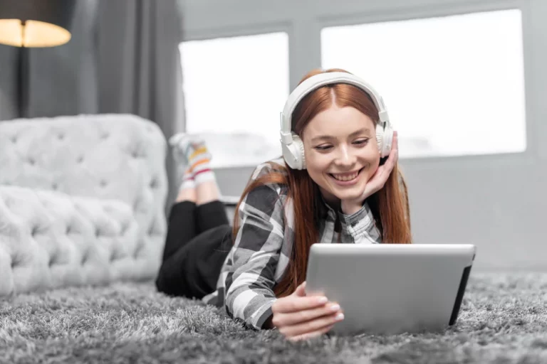 La OCU advierte: si esta luz parpadea así en tu router Wi-Fi, desconéctalo inmediatamente
