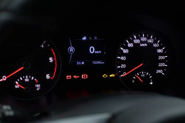 La DGT avisa seriamente: estas son las multas por usar mal los 'warning' del coche