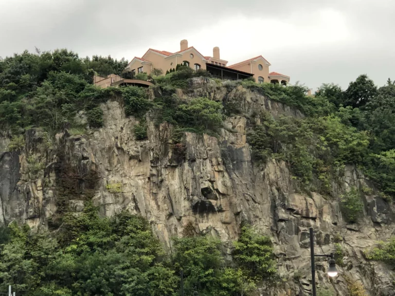 Descubre el pueblo ‘flotante’ de Cataluña, parece sacado de un cuento de hadas y está a un paso de Barcelona