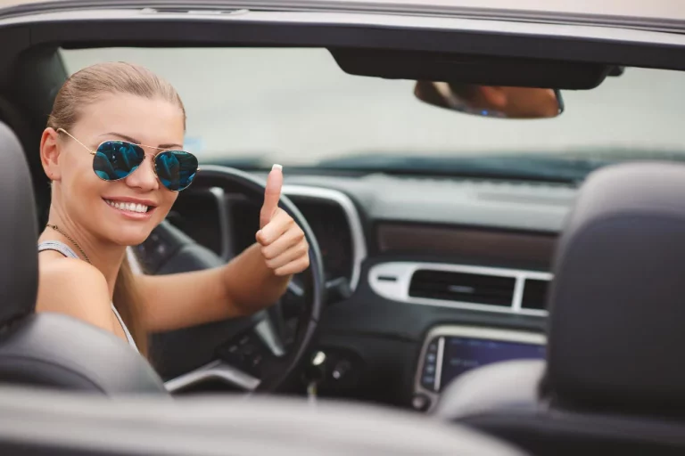 La DGT te puede multar por llevar las gafas de sol así, incluso si las necesitas