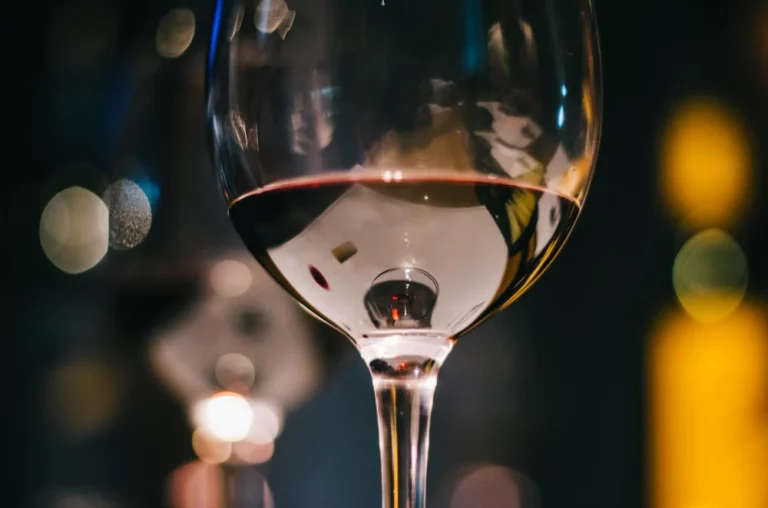 El vino tinto bueno, bonito y barato que todo amante de la carne debería probar