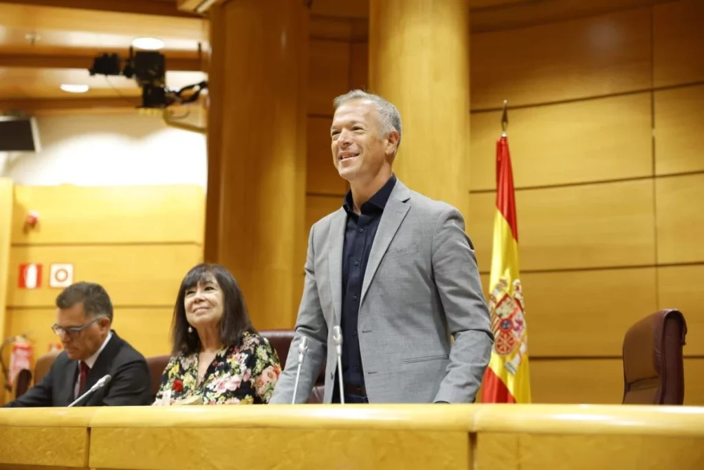 El PSOE desmiente su enfado por la millonaria 'puerta giratoria' que disfruta Ander Gil 1 Moncloa Ander Gil, mano derecha de Pedro Sánchez en el Senado recala en la cotizada LLYC | Fuente: Senado