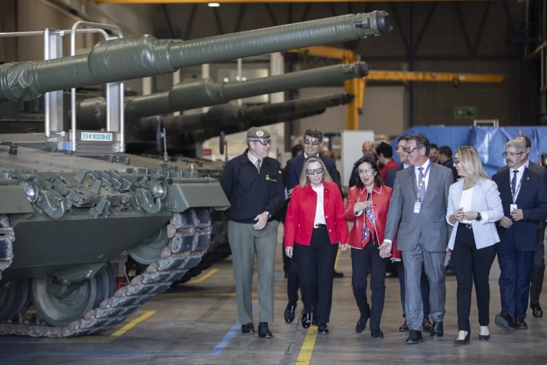 La ministra de Defensa, Margarita Robles (3i), junto a unos tanques Leopard en la planta de Santa Bárbara Sistemas. A 23 de marzo de 2023 (Fuente: Agencias) La ministra de Defensa, Margarita Robles (3i), junto a unos tanques Leopard en la planta de Santa Bárbara Sistemas. A 23 de marzo de 2023 (Fuente: Agencias)