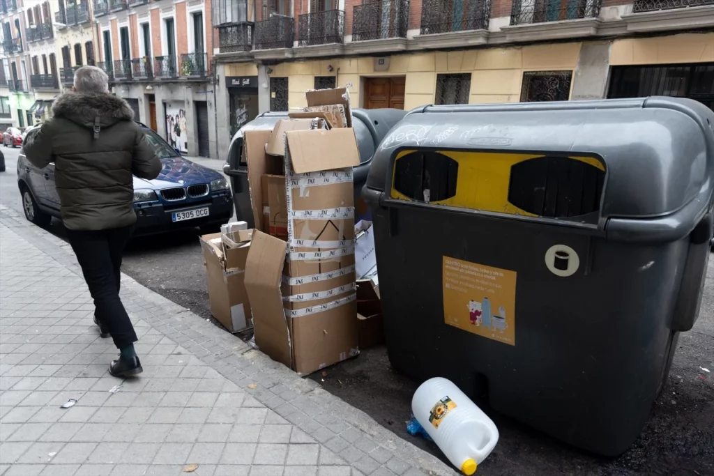 El PP carga el 'tasazo' de la basura en las clases medias de Pozuelo 2 Moncloa Contenedores de basura, a 29 de diciembre de 2023, en Madrid (Fuente: Agencias)