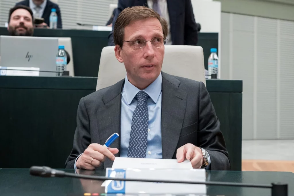 El alcalde de Madrid, José Luis Martínez-Almeida, interviene tras una sesión ordinaria del Pleno municipal, en el Palacio de Cibeles (Fuente: Agencias)