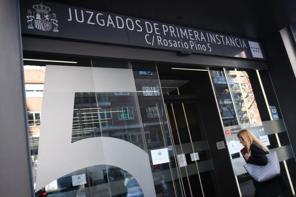 EuropaPress 6514586 mujer entra juzgados primera instancia numero 98 madrid 12 febrero 2025 Moncloa