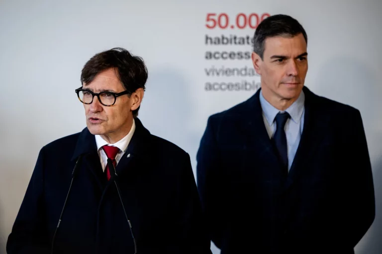 Salvador Illa, presidente de la Generalitat, y Pedro Sánchez, presidente del Gobierno, con las promesas de construcción de vivienda para el alquiler social, pero siguen sin poner un ladillo | Fuente: Agencias